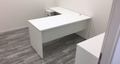 שולחן עבודה מחזיק את הכל על כתפיו שולחן עבודה מחזיק את הכל על כתפיו